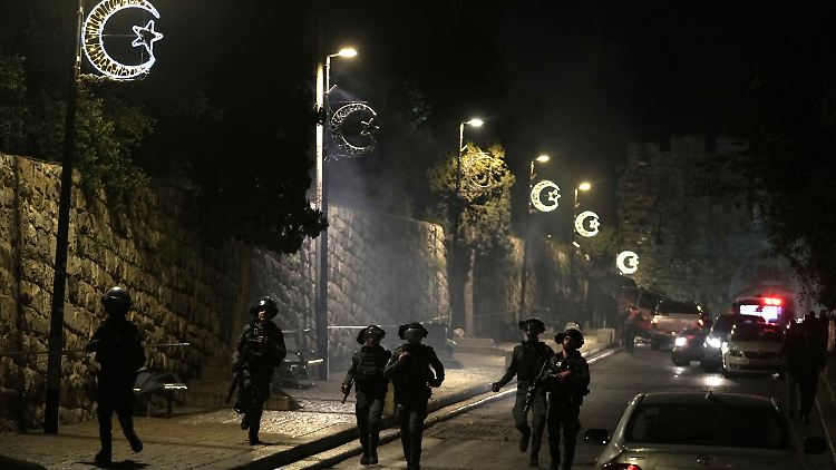 Vor dem Raketenbeschuss war es am Tempelberg in Jerusalem zu Zusammenstößen zwischen israelischen Polizisten und Palästinensern gekommen.