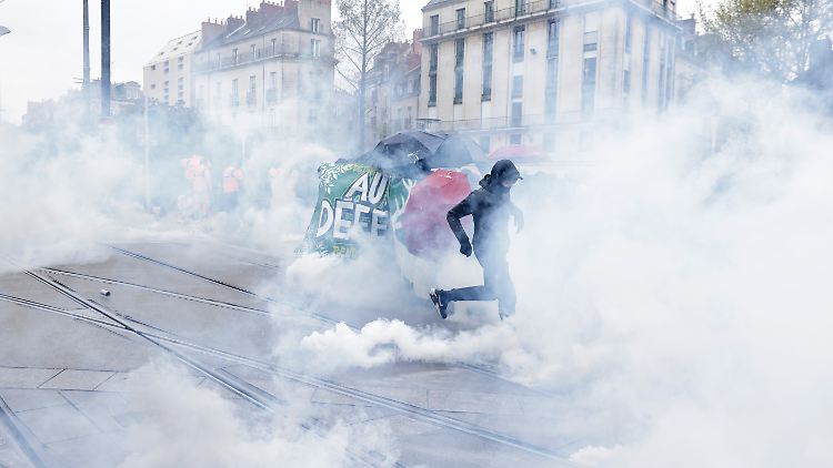 Bei den Protesten kam es erneut zu Ausschreitungen - während einige der Protestierenden gegenüber den Beamten gewalttätig wurden, setzten diese Tränengas ein. 