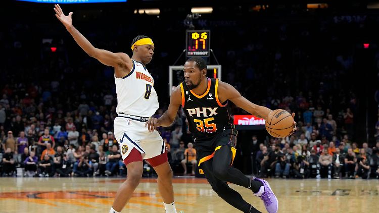 Kevin Durant (r.) von den Phoenix Suns zieht gegen Denvers Peyton Watson zum Korb.
