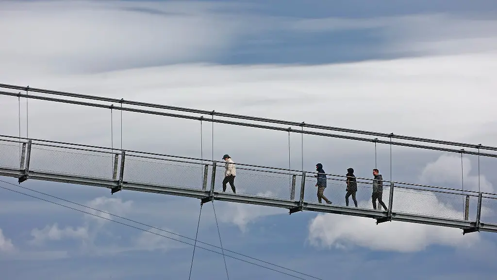 Wolkenverhangener-Harz-an-der-Rappbode-Talsperre-waehrend-Menschen-ueber-die-Titan-Haengebruecke-gehen