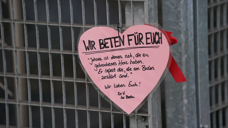 Philipp F. eröffnete am 9. März bei einer Gemeindeversammlung der Zeugen Jehovas das Feuer.