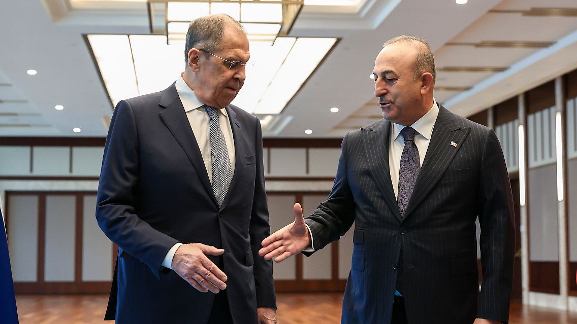 Russlands Außenminister Lawrow ist aktuell zu Besuch bei seinem türkischen Amtskollegen Cavusoglu.
