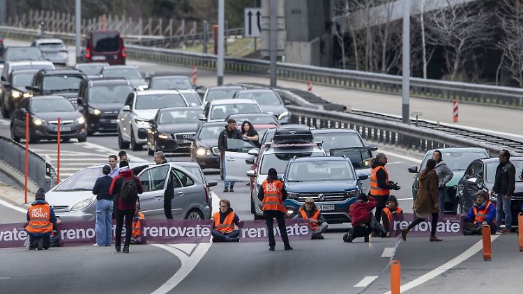 Klimaaktivisten von der Gruppe "Renovate Switzerland" haben sich auf der Fahrbahn vor dem Nordportal des Gotthardstraßentunnels festgeklebt.
