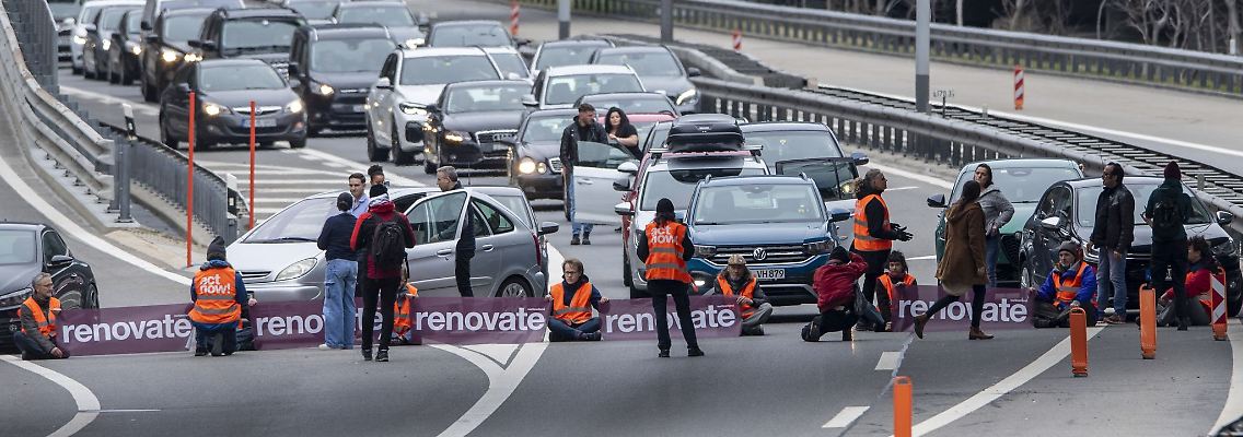 Klimaaktivisten von der Gruppe "Renovate Switzerland" haben sich auf der Fahrbahn vor dem Nordportal des Gotthardstraßentunnels festgeklebt.