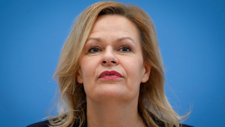 Es sei sinnvoller, das digitale Bewusstsein von Jugendlichen zu stärken, als ihnen mit hohen Strafen zu drohen, sagt Faeser.