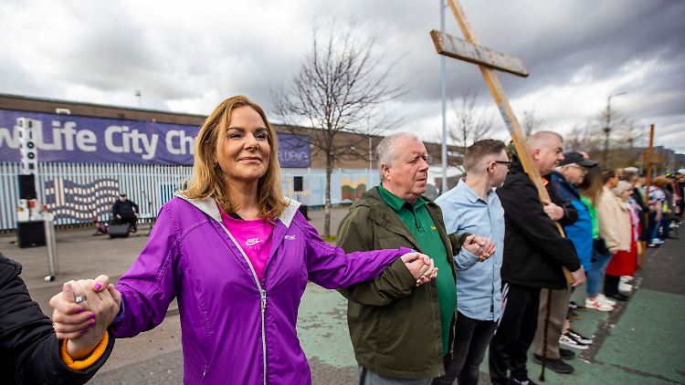 Belfasts Bürgermeisterin Tina Black von Sinn Féin reihte sich auch in die Menschenkette ein.