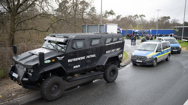 Die Gewerkschafter, die die protestierenden Fahrer unterstützen, prüfen mit polnischen Juristen mögliche rechtliche Schritte gegen den Sicherheitsdienst und den Spediteur.