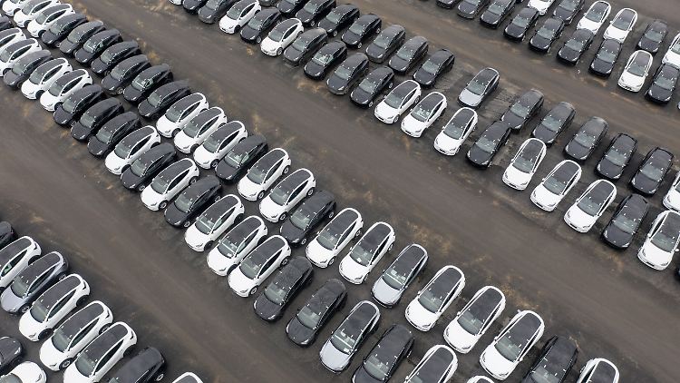 Es ist noch nicht lange her, dass Tesla mit der Produktion kaum hinterherkam. Inzwischen laufen mehr Wagen in den Fabriken in den USA, China und Deutschland vom Band, als das Unternehmen verkaufen kann.