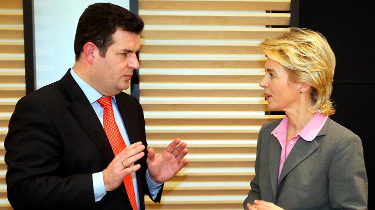 Arbeitsministerin Ursula von der Leyen (CDU) und SPD-Fraktionsvize Hubertus Heil unterhalten sich vor Beginn der Arbeitsgruppensitzung.