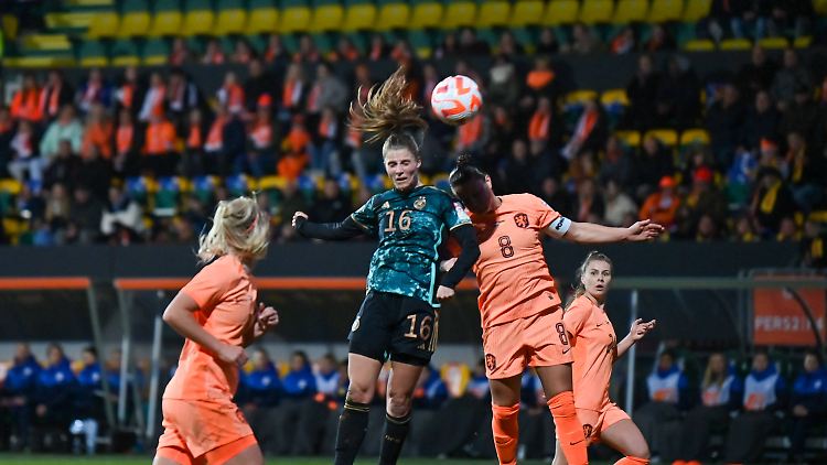 DFB-Mittelfeldspielerin Tabea Waßmuth setzt sich beim Kopfball durch - am Ende kann sich das deutsche Team knapp behaupten.
