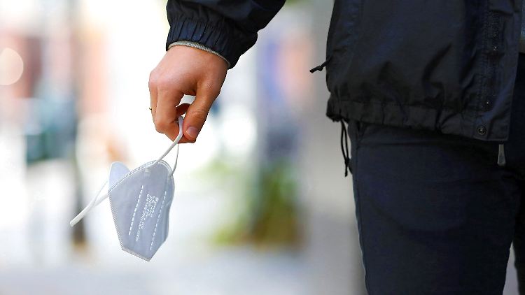 Maske ade: Allerdings können Patienten und Patientinnen an Eingängen zu Praxen und Kliniken weiterhin auf Maskenregeln treffen.