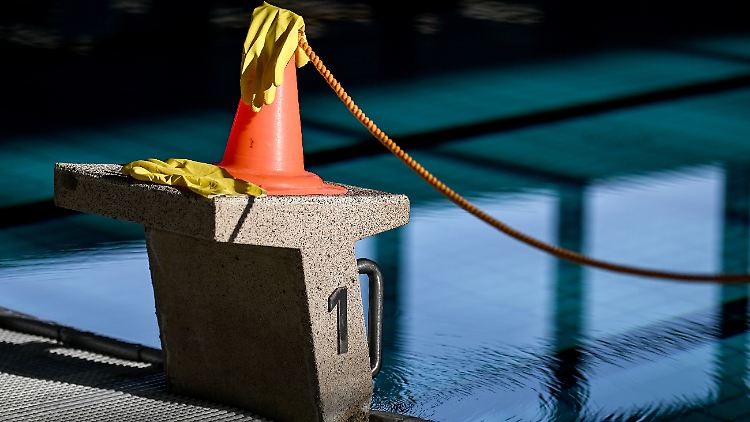 Bundesweit fehlten mindestens 3000 Fachkräfte in den Bädern, heißt es vom Bundesverband Deutscher Schwimmmeister.