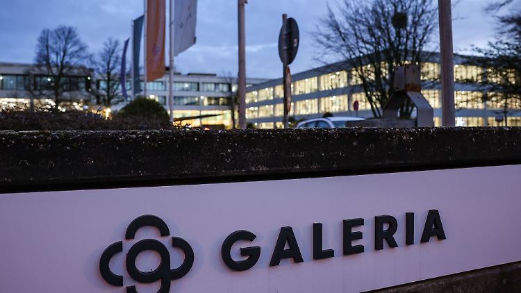 Das Logo des Warenhauskonzerns Galeria Karstadt Kaufhof ist vor der Zentrale beleuchtet.