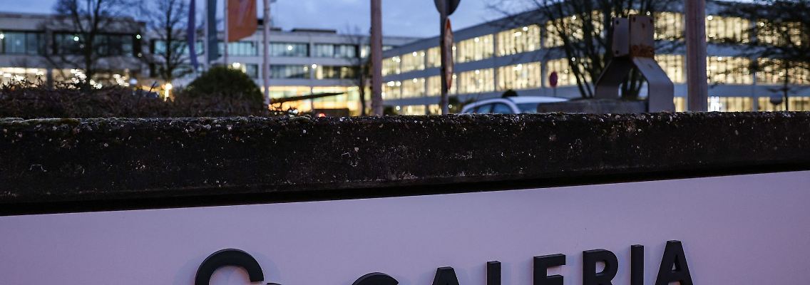 Das Logo des Warenhauskonzerns Galeria Karstadt Kaufhof ist vor der Zentrale beleuchtet.