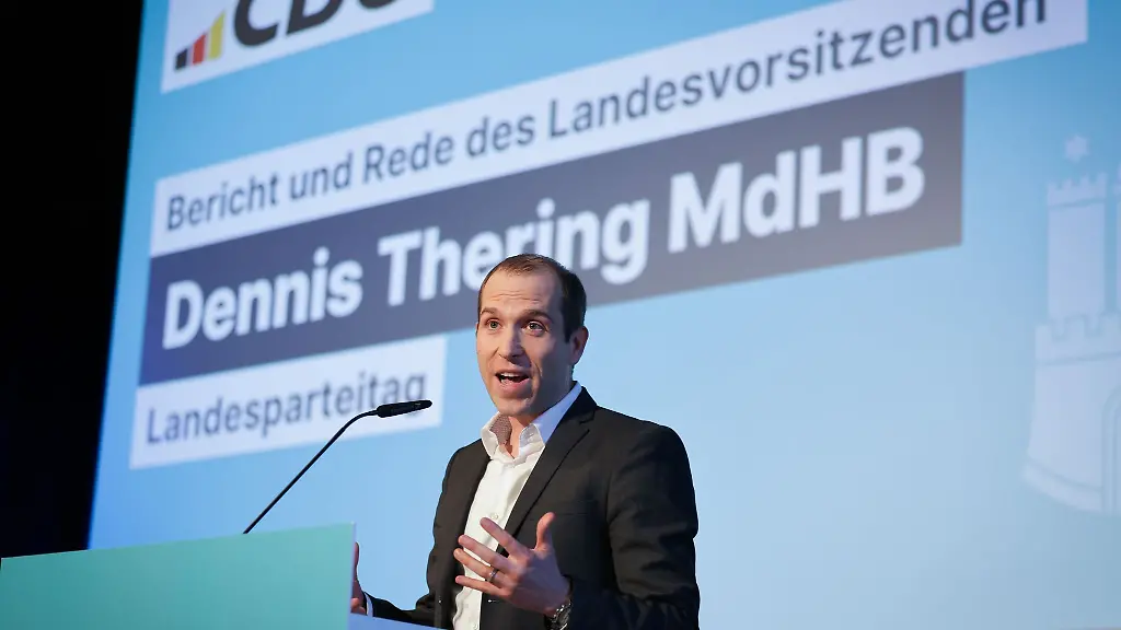 Dennis-Thering-Fraktionsvorsitzender-der-CDU-in-der-Hamburgischen-Buergerschaft-und-Landesvorsitzender-seiner-Partei-spricht-auf-einem-Landesparteitag-der-CDU-Hamburg-im-Buergerhaus-Wilhelmsburg