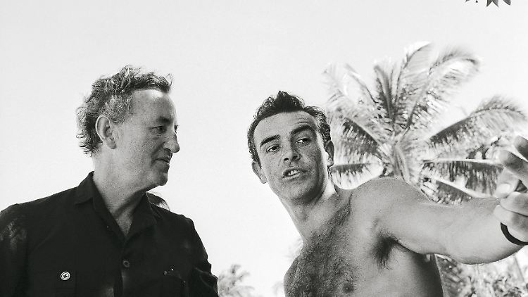 Sean Connery (r.) bekam 1962 als einziger Bond-Darsteller noch Besuch von Ian Fleming am Set.