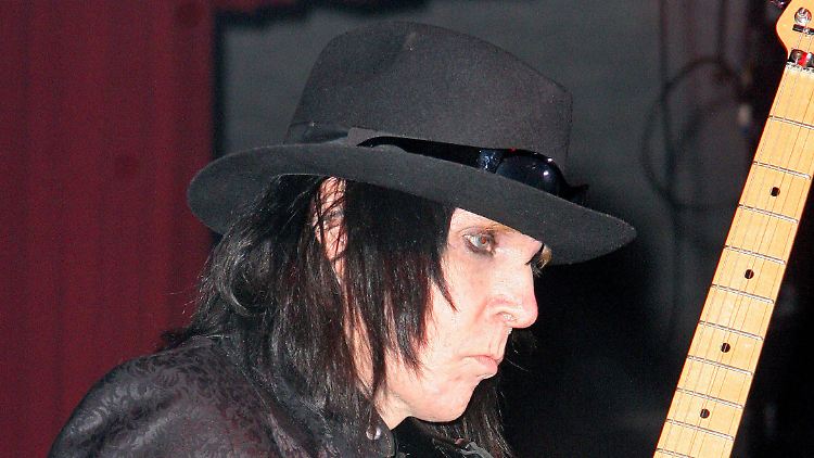 Mick Mars leidet an einer rheumatischen Erkrankung und teilte letztes Jahr mit, dass er nicht länger mit der Band touren könne.