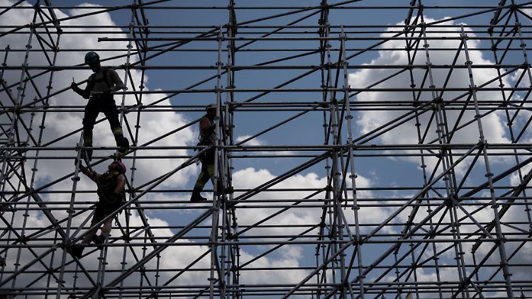 IG-BAU-Vorstandsmitglied Burckhardt fordert dringend, "ein anderes Bewusstsein" vor allem bei kleineren Baubetrieben zu schaffen.