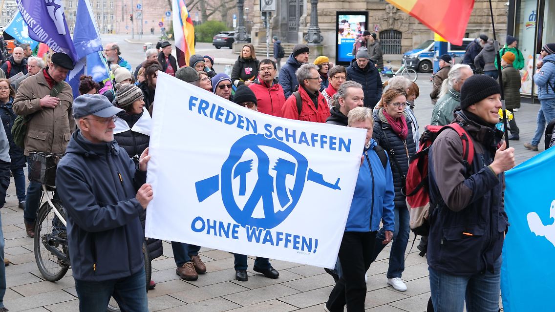 In Dutzenden Städten gibt es Ostermärsche, wie hier in Leipzig ...