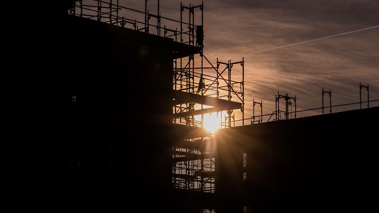 Begonnene Projekte würden großteils noch fertig gebaut, sagt Immobilienexperte Braun. Einen großen Einbruch bei den Wohnungsfertigstellungen erwartet er in zwei bis drei Jahren. 