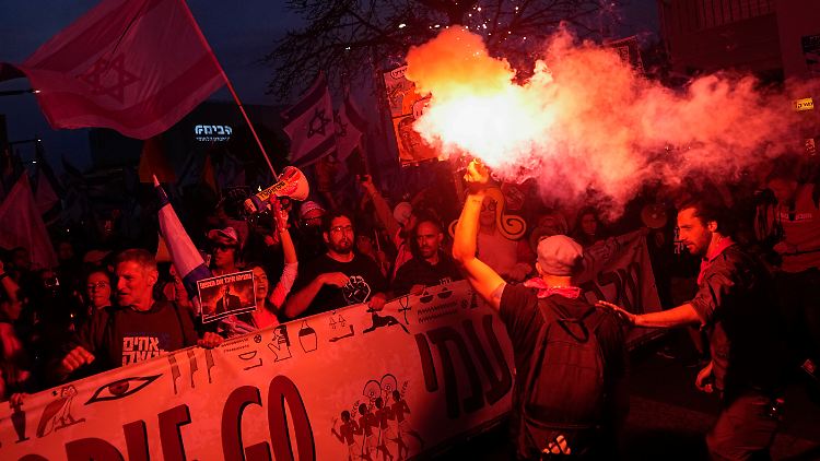 Menschen demonstrieren gegen die Pläne der Regierung von Premierminister Netanjahu, das Justizsystem zu reformieren.