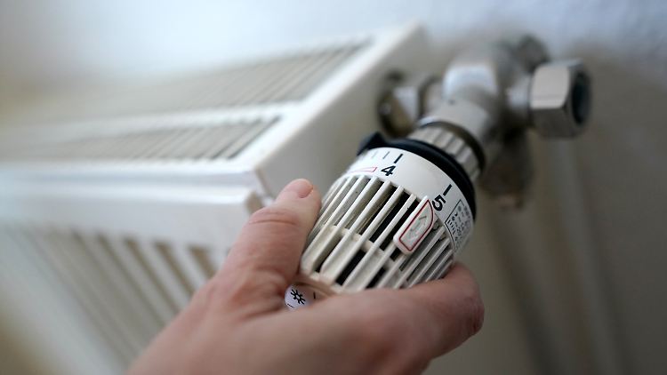 "Niemand sollte jetzt noch schnell eine Öl- oder Gasheizung einbauen. Die fossilen Energien sind eine Sackgasse, keine Spardose", sagt Habeck.