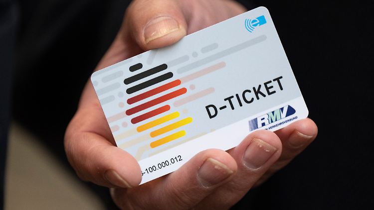 Das Deutschlandticket kann bei der Deutschen Bahn und allen anderen regionalen Verkehrsunternehmen und Verbänden gekauft werden.