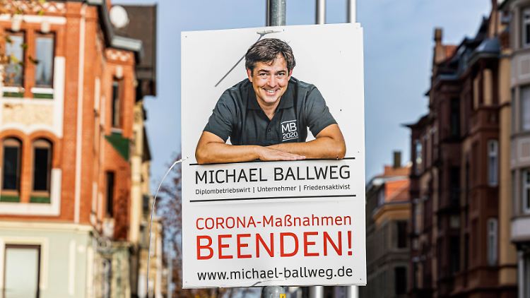 An Ballwegs Protesten beteiligten sich auch Reichsbürger, Rechtsextremisten und Verschwörungsideologen.