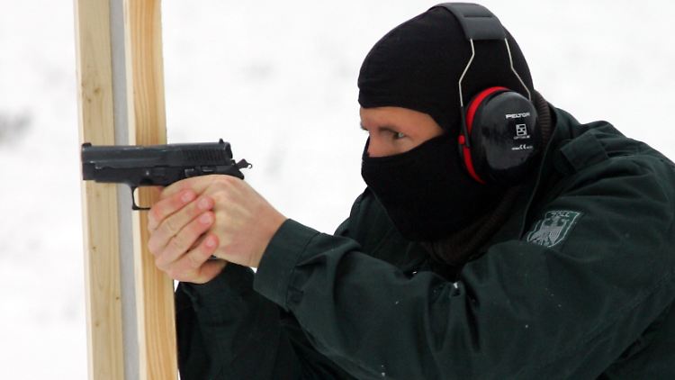 Etwa 14.000 der rund 46.000 Beschäftigten beim Zoll führen eine Waffe.