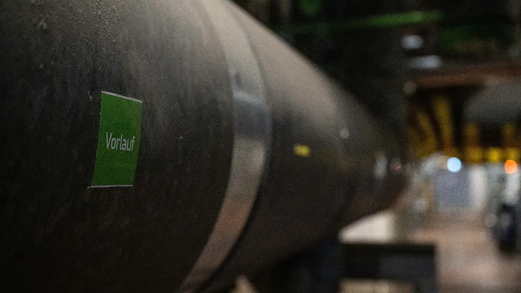 Ein-Rohr-mit-Vorlauf-Aufschrift-auf-dem-Gelaende-der-Fernheizwerk-Neukoelln-AG