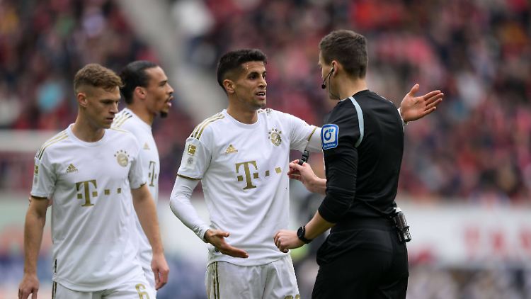 Joao Cancelo und Daniel Siebert hatten nicht wirklich viel miteinander zu diskutieren.