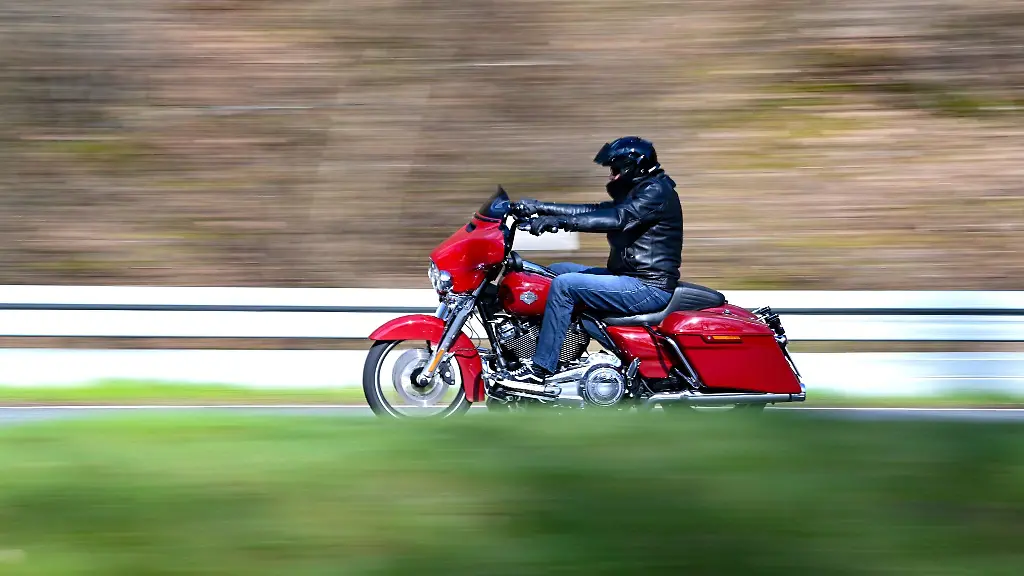 Ein-Motorrad-ist-unterwegs