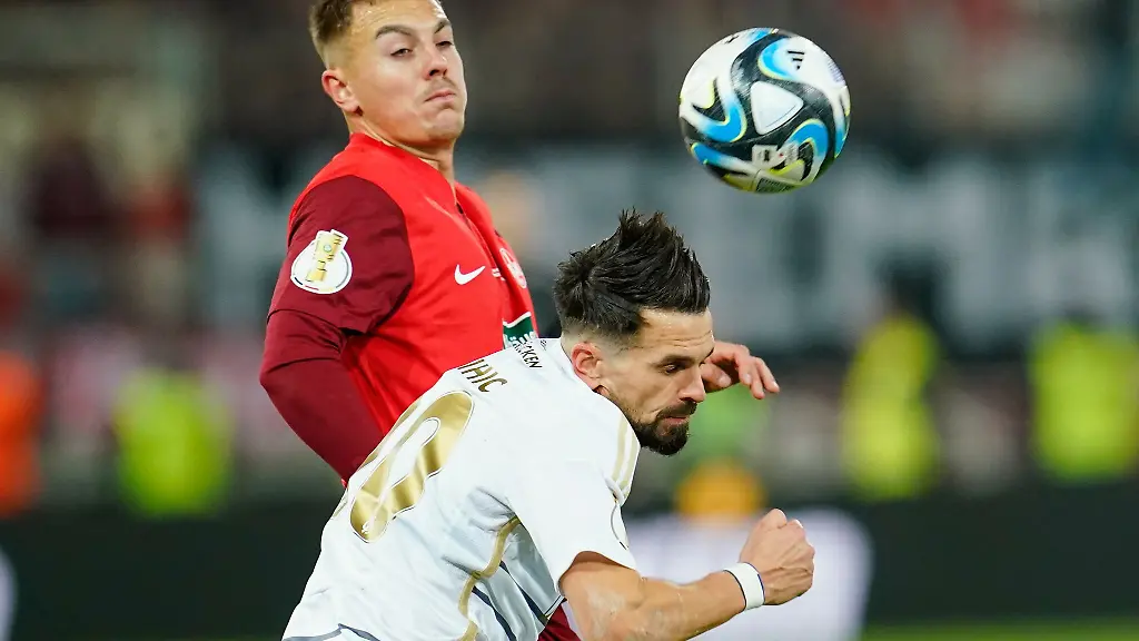 Saarbrueckens-Kasim-Rabihic-vorne-und-Kaiserslauterns-Filip-Kaloc-kaempfen-um-den-Ball