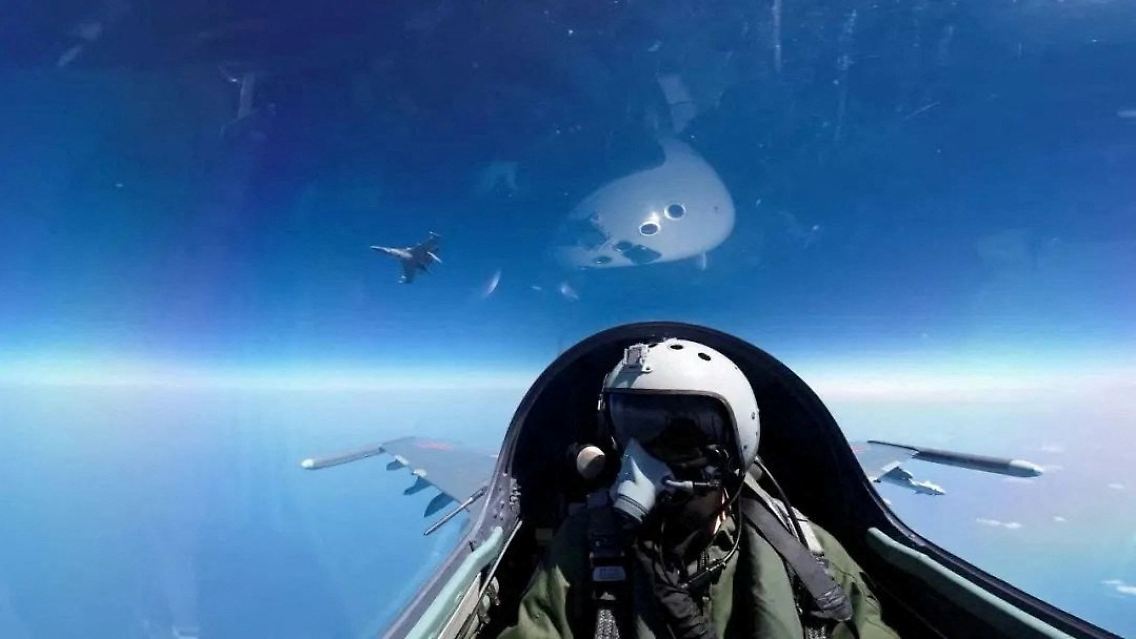 Unter den Flugzeugen sind Kampfjets und Bomber.