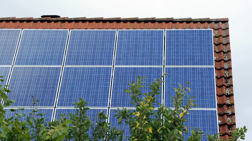 Ein-Dach-ist-mit-Photovoltaik-Modulen-bestueckt