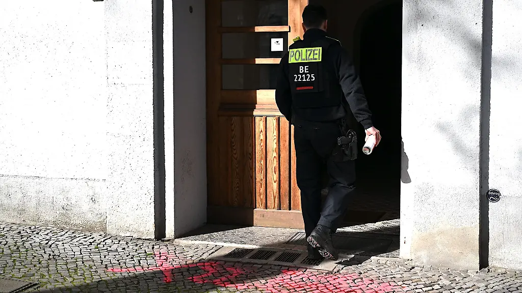 Polizisten-evakuieren-Haeuser-vor-der-Entschaerfung-einer-Weltkriegsbombe-Etwa-6700-Menschen-muessen-bis-dann-spaetestens-voruebergehend-ihre-Haeuser-verlassen