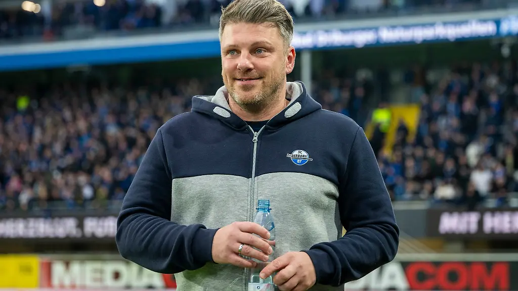 Paderborns-Trainer-Lukasz-Kwasniok-betritt-das-Stadion-Mit-den-Ostwestfalen-will-er-nochmal-in-den-Kampf-um-den-Aufstieg-eingreifen