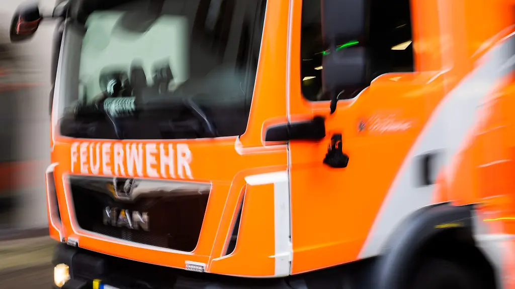 Ein-Feuerwehrfahrzeug-faehrt-zu-einem-Einsatz