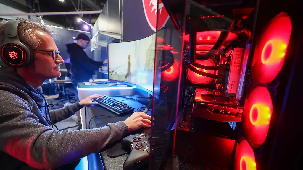 Ein-Mann-richtet-am-Stand-von-msi-einem-Anbieter-von-Gaming-Computern-einen-Gamer-PC-fuer-das-Gaming-Festival-Caggtus-ein-Vom-5-bis-7-April-2024-steigt-hier-die-zweite-Ausgabe-des-Gaming-Festivals-CAGGTUS
