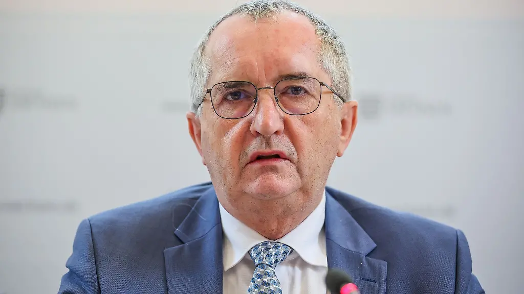 Thomas-Schmidt-CDU-Minister-fuer-Strukturentwicklung-Laendlicher-Raum-und-Bau-in-Sachsen-spricht-nach-einer-auswaertigen-Kabinettssitzung-in-einer-Pressekonferenz-im-Rathaus-Markkleeberg