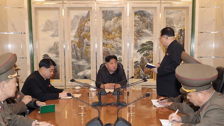 Diese Aufnahme soll Diktator Kim Jong Un beim Besuch des Nuklearwaffeninstituts von Nordkorea Ende März zeigen. Anrufe aus dem Süden beantworten jedoch weder er noch seine Beamten derzeit.