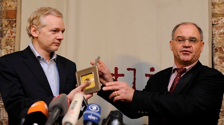Vor laufenden Kameras übergab Rudolf Elmer (re.) die Daten-CDs an Julian Assange