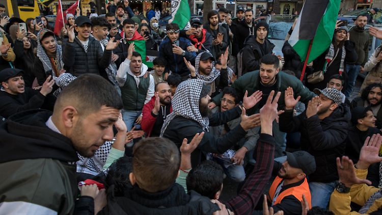 Mehrere hundert Menschen demonstrieren am Samstag in Berlin, dabei sollen auch Parolen wie "Tod den Juden!" Tod Israel" gefallen sein. 