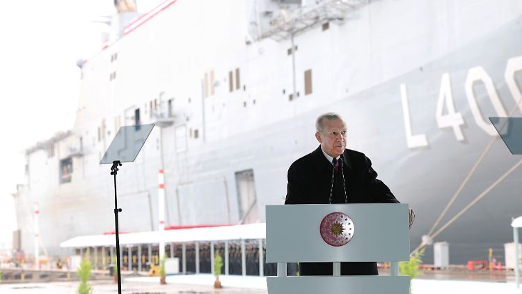Präsident Erdogan zufolge ist das Schiff für militärische und humanitäre Einsätze konzipiert.