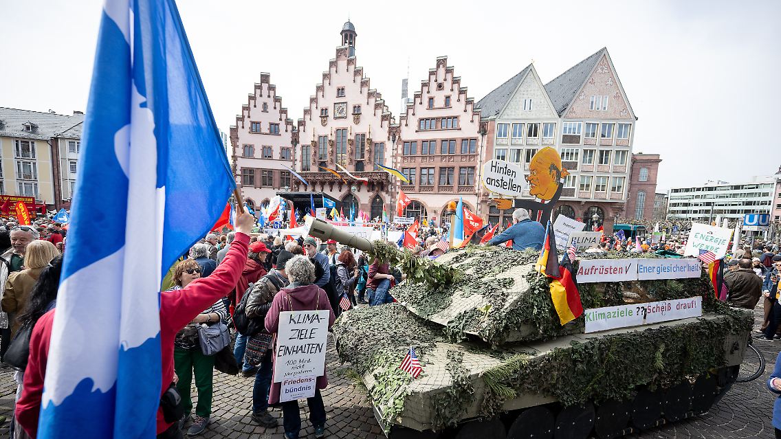 Ein Papp-Panzer bei der Kundgebung beim Römerberg in Frankfurt.
