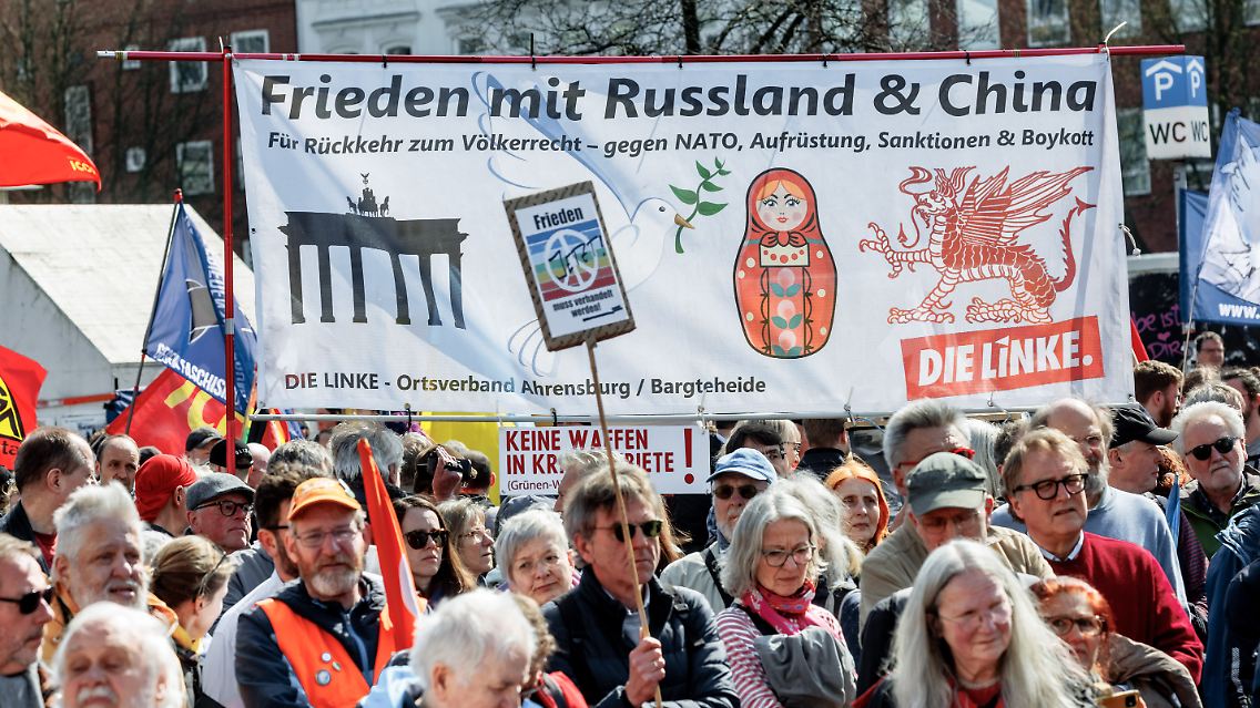 Menschen beim Ostermarsch in Hamburg.