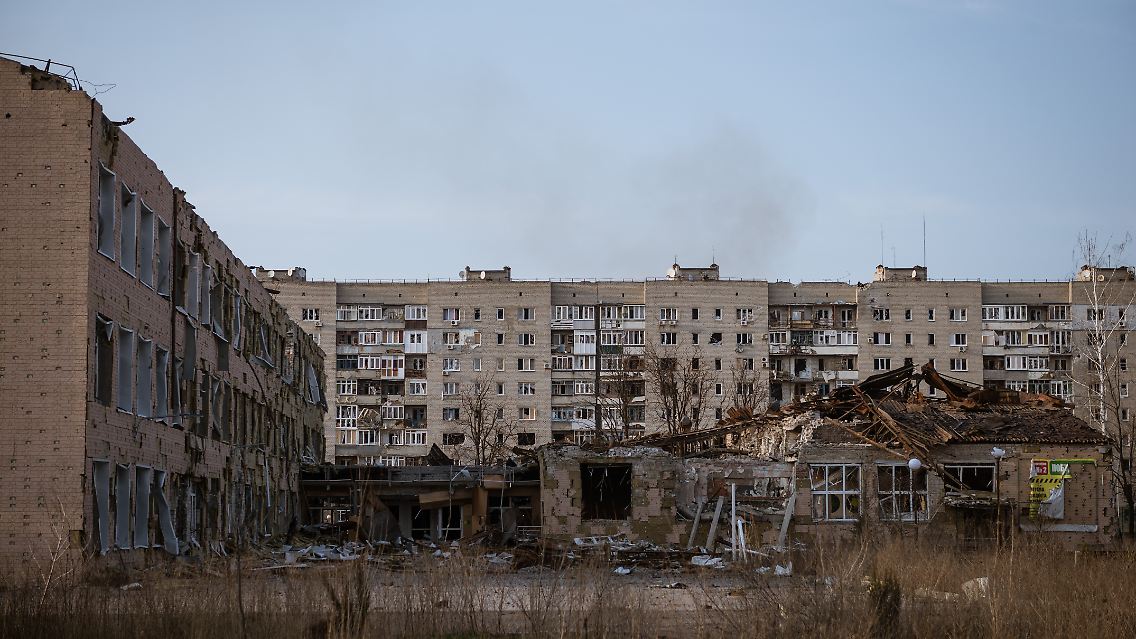 Zahlreiche Wohnhäuser der Stadt sind zerstört oder schwer beschädigt.