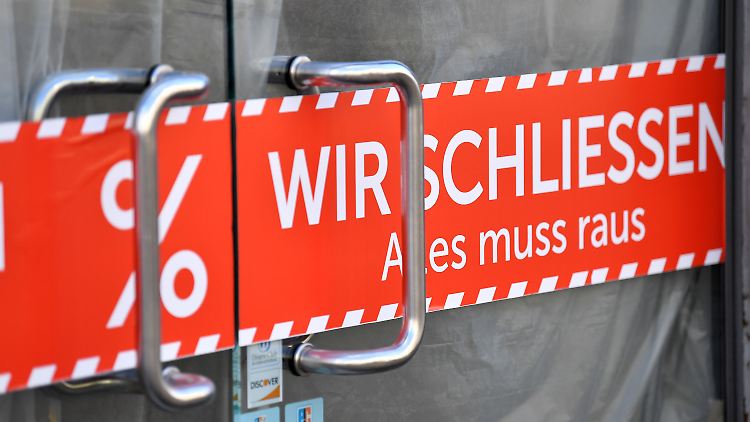 "Wir schliessen. Alles muss raus", steht auf dem Banner in der Tür eines Geschäfts in der Altstadt von Erfurt.