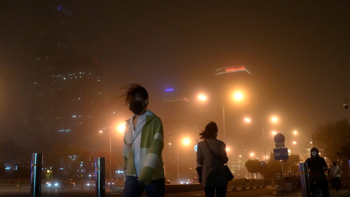 In Peking geht es derzeit für viele Menschen nur noch mit Gesichtsmaske aus dem Haus.
