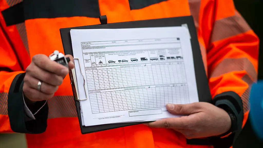 Ein-Mitarbeiter-des-nordrhein-westfaelischen-Landesbetriebs-Strassen-NRW-zeigt-einen-Zettel-fuer-die-herkoemmliche-Verkehrszaehlung-per-Hand
